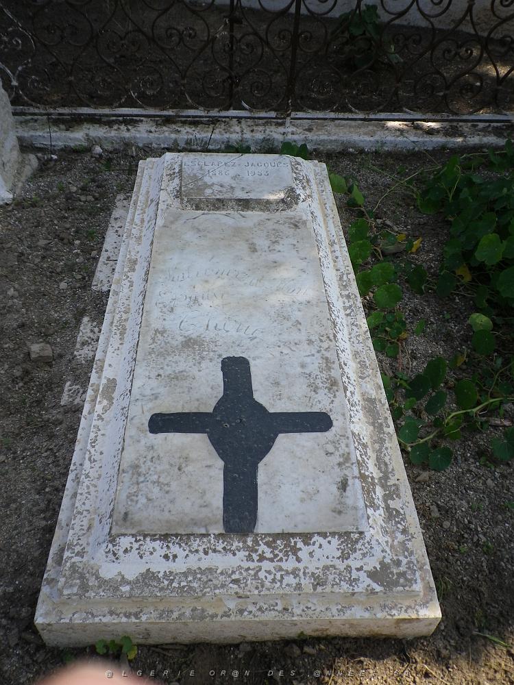 1772 interieur du cimetiere plus de commentaire jusqu'a la fin  de la visite.JPG